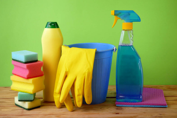 Mutfakta fırça, eldiven ve deterjan dolu plastik kova, temizlik malzemeleriyle dolu sepet, yakın çekim. - Fotoğraf, Görsel