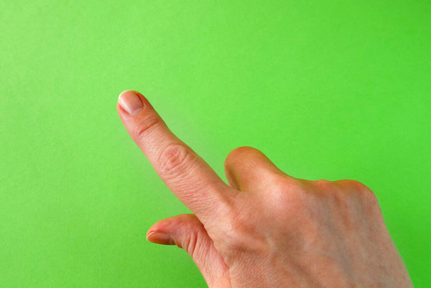 Paquete de gestos de mano. Tecla de croma Pantalla Verde. Mujer levantando un dedo índice. Primer plano. - Foto, imagen