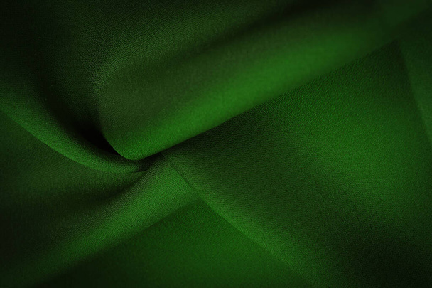 Tejido verde seda. Tejido de seda esmeralda, ligero, sedoso y cómodo, crea una duradera capa sedosa y versatilidad, lo que lo hace adecuado para una amplia variedad de aplicaciones de diseño. - Foto, Imagen