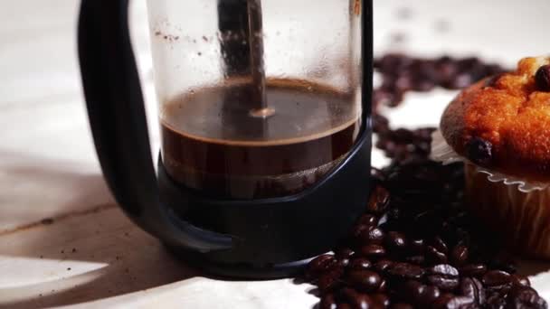 Φρέσκος καφές και μάφιν σοκολάτας - Πλάνα, βίντεο