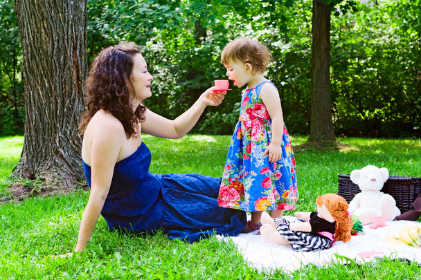 matka a dcera hraje v parku - Fotografie, Obrázek