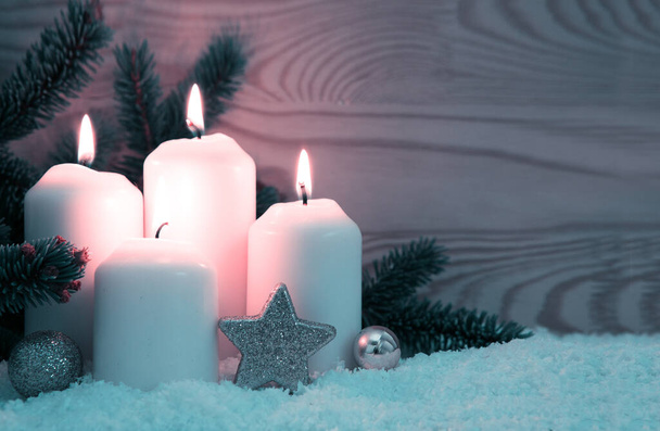 Веселий різдвяний фон з чотирма білими свічками Адвенту на снігу
. - Фото, зображення