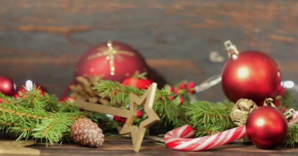 Decoraciones navideñas, juguetes de árbol de Navidad y guirnaldas en ramas de abeto. - Metraje, vídeo