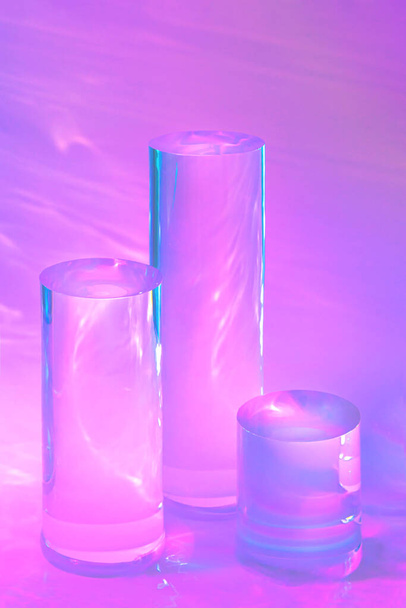 tres podios de cilindro de vidrio transparente sobre fondo rosa pastel  - Foto, imagen