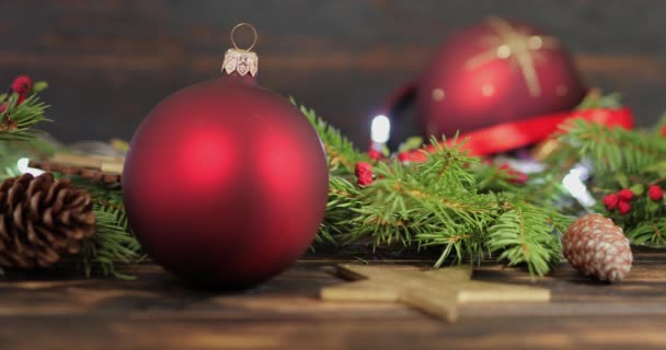 Kerst decoraties, kerstboom speelgoed en bloemenslingers op sparren takken. - Video