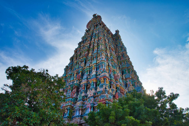 Das bunte Äußere des Tempels von Meenakshi. Einer der antiken Tempel in Madurai, Tamil Nadu, Indien. - Foto, Bild