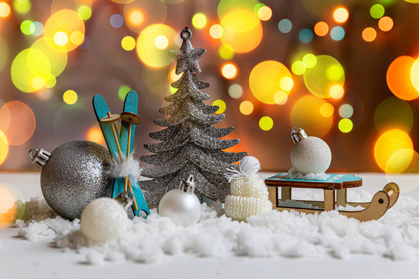 Abstrakti adventti Joulun tausta. Talvi koristeet koristeet leluja ja palloja taustalla lumella ja defocused Garland valot. Hyvää joulua aikaa käsite. - Valokuva, kuva