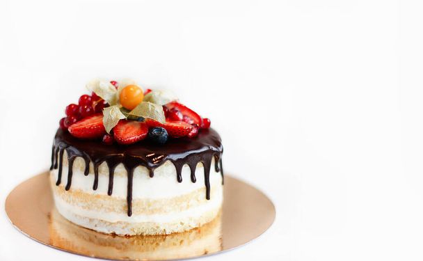 Νόστιμο κέικ με μούρα σε λευκό φόντο - Φωτογραφία, εικόνα