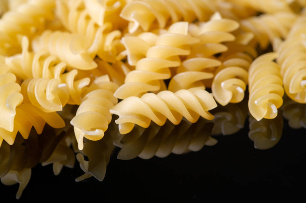 Short pasta. Fusilli, commonly known as rotini in the United States, is a variety of pasta that has a corkscrew or spiral shape. The word fusilli is believed to be derived from fuso ("spindle"). - Fotoğraf, Görsel