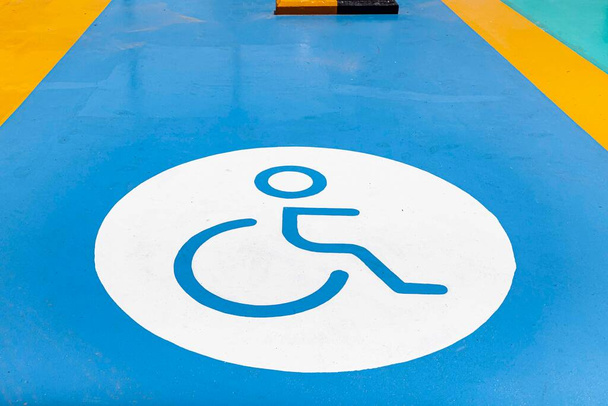 障害者のための建物の外の駐車場は空です - 写真・画像