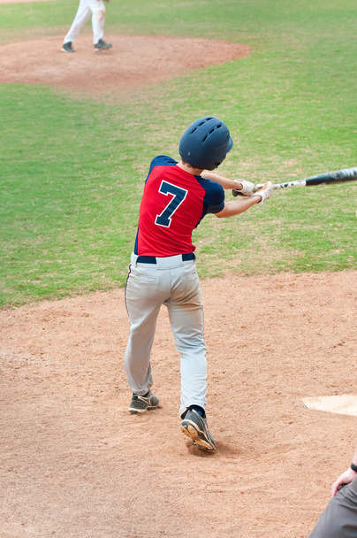 Teen baseball player swings bat - Fotografie, Obrázek