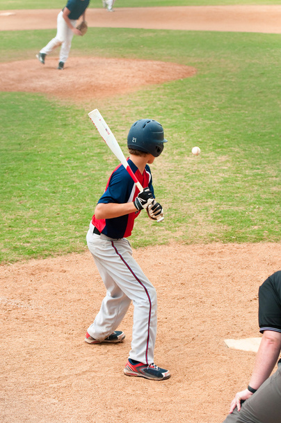 Giocatore adolescente guardando il baseball a pipistrello
 - Foto, immagini