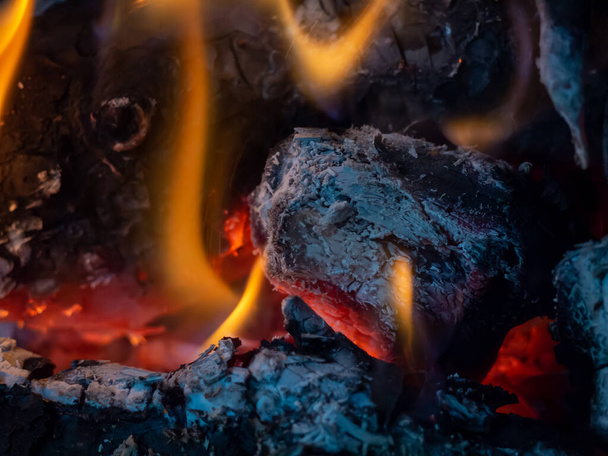 Warm gloeiende barbecue steenkool macro. Warmtekamerconcept - Foto, afbeelding