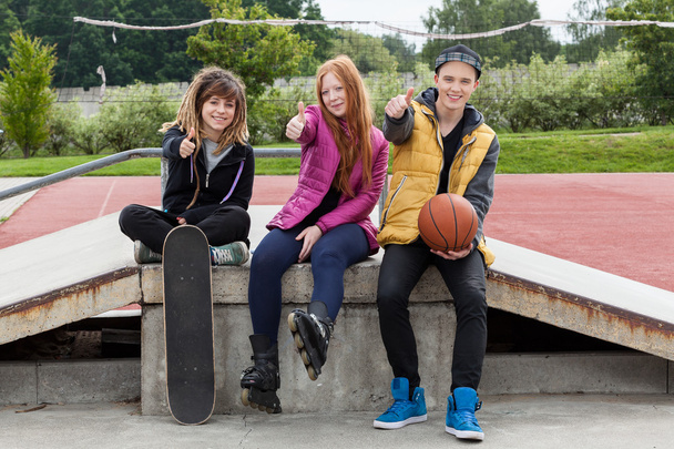 Teenagers thumbs up at skatepark - Foto, afbeelding