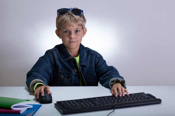 Little student playing on computer - Zdjęcie, obraz
