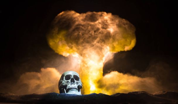 Nükleer savaş konsepti. Nükleer bomba patlaması. Karanlıkta yaratıcı sanat dekorasyonu. Seçici odak. - Fotoğraf, Görsel
