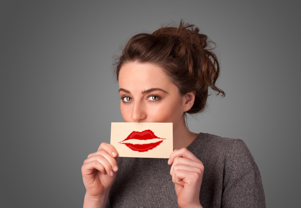 Boldog szép nő gazdaság csók rúzs mark kártya - Fotó, kép