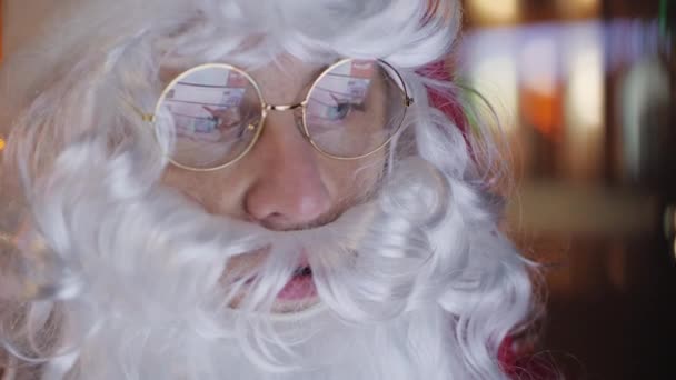 Święty Mikołaj za pomocą cyfrowej tablicy światła miejskiego, zbliżenie twarzy - Materiał filmowy, wideo