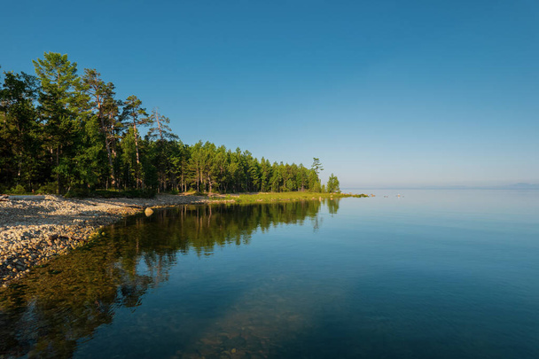 Nyári képek a Bajkál-tóról reggel egy hasadéktó található Dél-Szibériában, Oroszországban. Bajkál tó nyári táj kilátás. Drónok látképe. - Fotó, kép