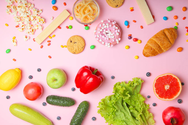 egészséges élelmiszerek és egészségtelen élelmiszerek színes háttérrel közelkép tetejére. - Fotó, kép