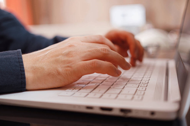 Empresario o estudiante usando laptop en casa - Foto, imagen