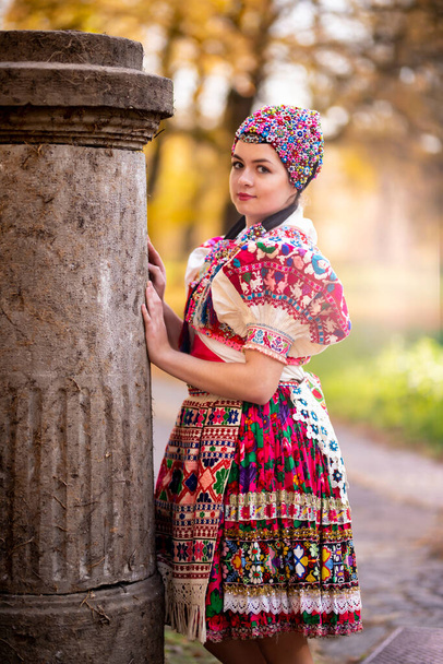 Joven mujer eslovaca hermosa en vestido tradicional. Folclore eslovaco - Foto, imagen