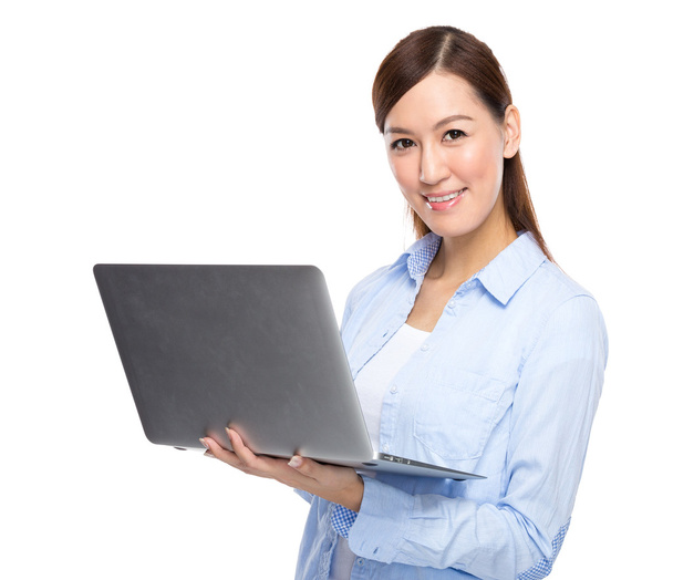 Aasian naaras kannettavan tietokoneen kanssa
 - Valokuva, kuva