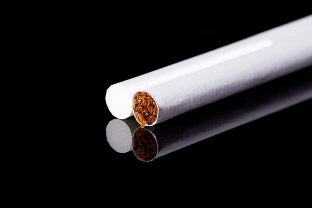 Две тонкие сигареты, выделенные на черном фоне макроса
 - Фото, изображение
