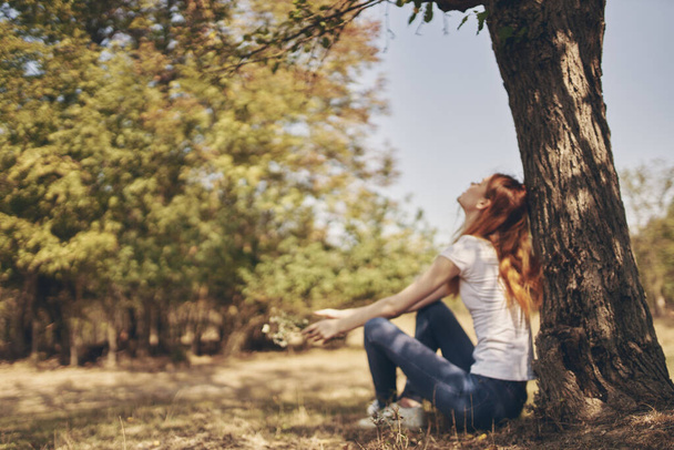 mujer al aire libre por la naturaleza del árbol Estilo de vida verano - Foto, imagen