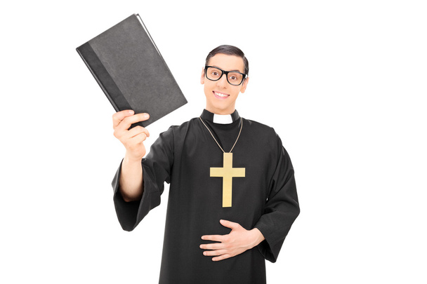 młody kapłan gospodarstwa Pismo Święte - Zdjęcie, obraz