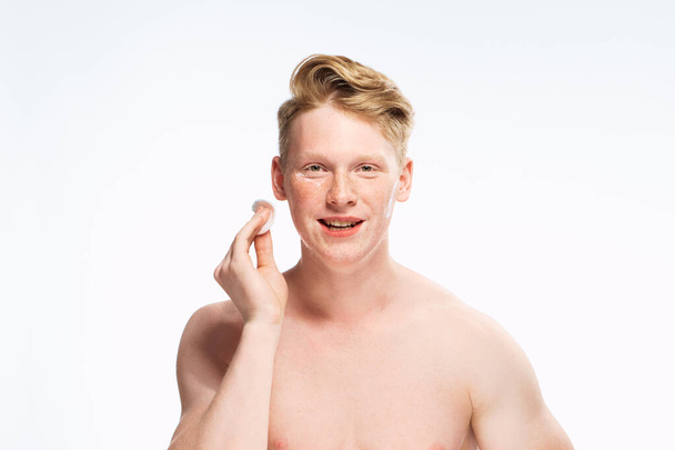 guy cleans skin care shaving posing naked torso - Foto, Imagem
