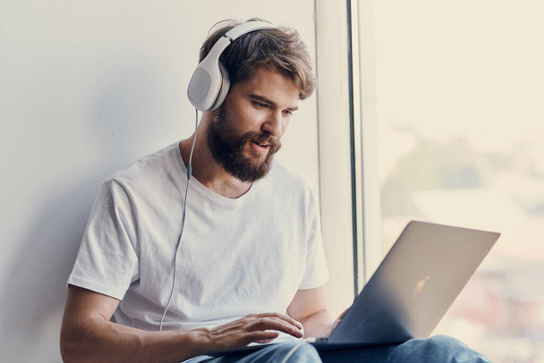 άνθρωπος με ακουστικά ακούγοντας μουσικές τεχνολογίες - Φωτογραφία, εικόνα