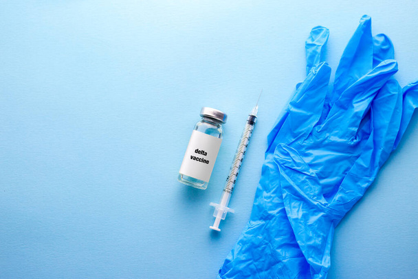 ワクチン。青い背景にワクチン、注射器、錠剤。多くの薬とワクチンはコビト19に対して。コロナウイルスの治療。碑文とワクチンCovid 19.人間の治療の概念。治療またはワクチンcovid 19. - 写真・画像