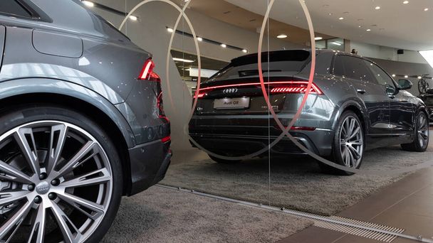 Audi coche centro nuevo modelo q8, reflexión vista - Foto, imagen