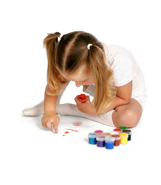 kind zittend op de vloer en schilderen - Foto, afbeelding