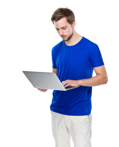 Mann benutzt Laptop-Computer - Foto, Bild