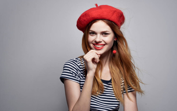 Весела жінка, одягнена в червоний капелюх. - Фото, зображення