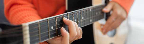 bijgesneden weergave van jonge vrouw spelen akoestische gitaar thuis, banner - Foto, afbeelding