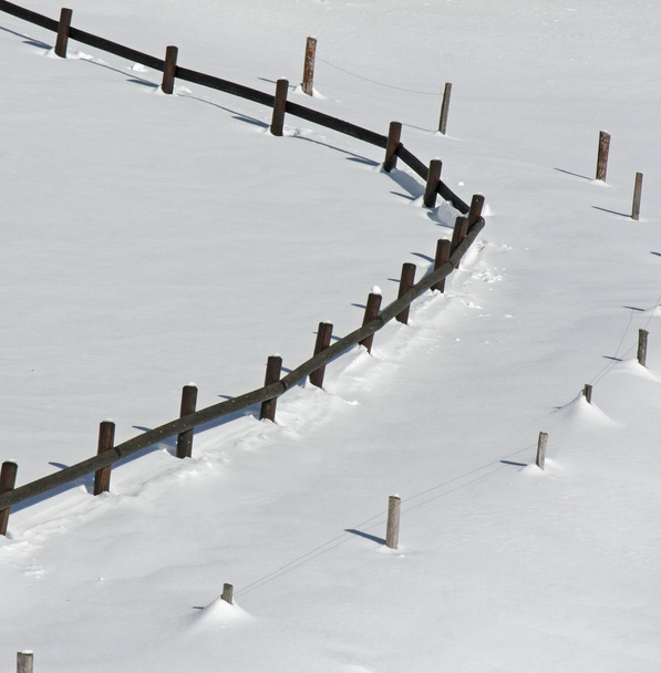 темный деревянный забор контрасты
 - Фото, изображение