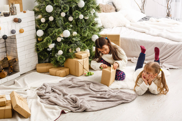 Weihnachten, Weihnachten, Winter, Glückskonzept - zwei entzückende Mädchen spielen - Foto, Bild