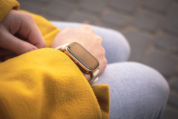 Reloj inteligente en la mano de mujer al aire libre, concepto de salud  - Foto, imagen