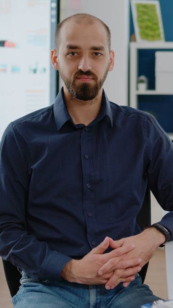 Πορτρέτο του επιχειρηματία που κάθεται στο γραφείο με υπολογιστή - Φωτογραφία, εικόνα