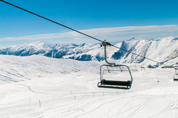 Skilift en la estación de esquí durante el invierno en un día brillante - Foto, imagen