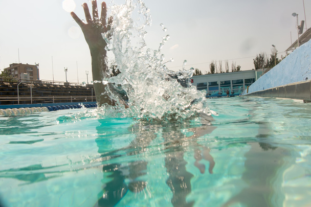Прыжки в бассейн
 - Фото, изображение