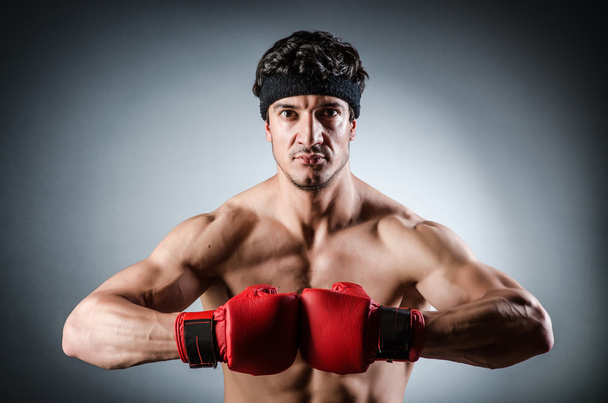 Boxer muscolare wiith guanti rossi - Foto, immagini