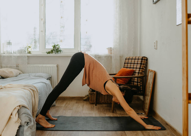 Mujer practicando yoga en casa - Foto, Imagen