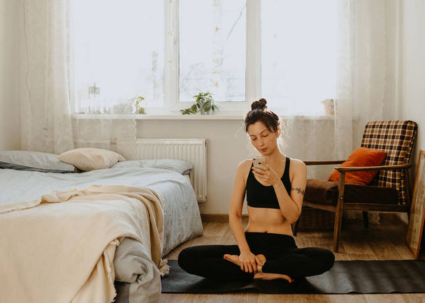 Frau praktiziert Yoga zu Hause - Foto, Bild