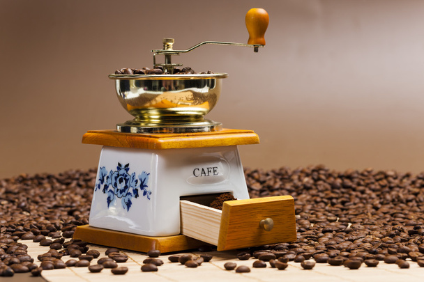 Кофейная мельница с кофейными зёрнами
 - Фото, изображение