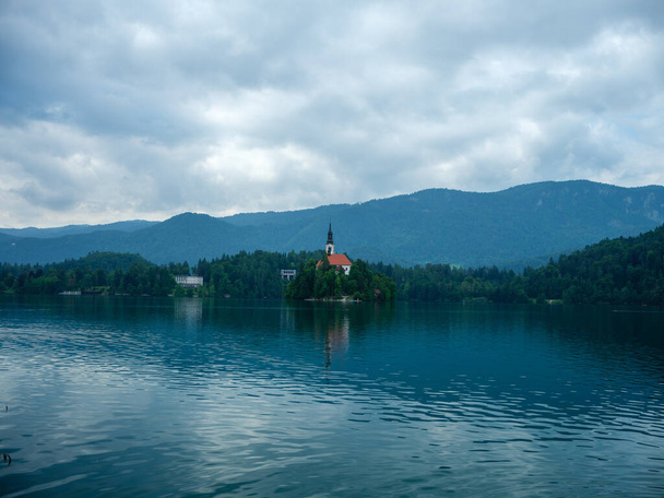 Templom a Bled tó szigetén, Szlovéniában. Nyári nap tiszta vízzel - Fotó, kép