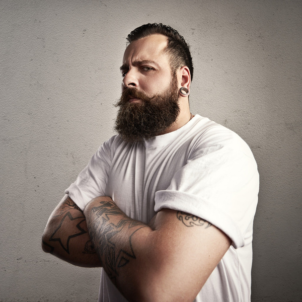 Tattooed bearded man wearing  t-shirt - Foto, afbeelding